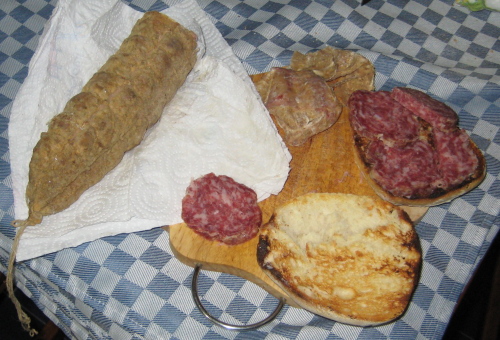 Salame del Montizzolo e pane campidanese